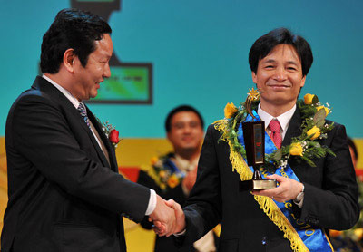 Ông Trương Gia Bình, Chủ tịch Vinasa, trao giải thưởng cho cá nhân tiêu biểu tại Lễ trao giải Sao Khuê 2010. Ảnh: Hoàng Hà.