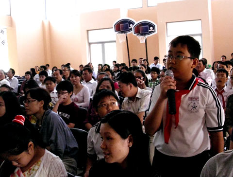 Em Phạm Tiến Dũng, học sinh lớp 6, trường THCS Trần Đại Nghĩa (quận 1, TP HCM) thử giải bài thi tại buổi dưới thiệu kỳ thi. Ảnh: Tá Lâm.