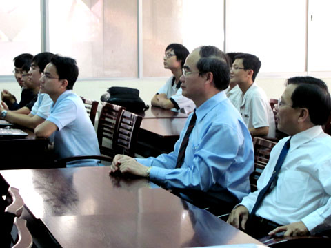 Phó Thủ tướng Nguyễn Thiện Nhân dự giờ thuyết giảng của sinh viên tiên tiến ĐH Khoa học tự nhiên TP HCM.