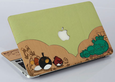 Macbook được trang trí bằng miếng dán da với hình của trò chơi nổi tiếng Angry Bird. Ảnh: Khắc Tên..