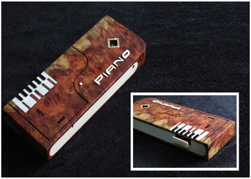 Điện thoại Nokia 7210 được làm vỏ bằng gỗ và ngà voi. Ảnh: Huy Đức.