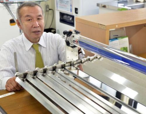 Giáo sư Takashi Tomita bên sản phẩm của mình